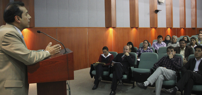 Economista Tobar vicerrector general académico presentando el informe del rector