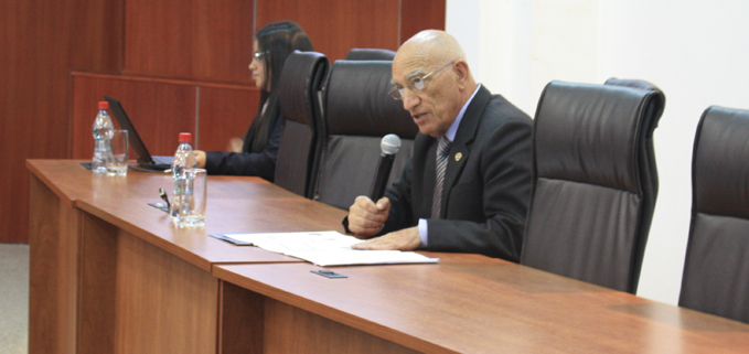 Padre Javier Herrán, rector de la UPS, presentando el informe a la ciudadania