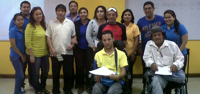El Msc. Rodrigo Calero del Proyecto DECSEDIV acompañado de un grupo de algunos participantes del taller.
