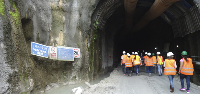 Estudiantes de Ingeniería Ambiental la sede Cuenca, ingresando al túnel de la casa de máquinas del Proyecto Hidroeléctrico Minas San Francisco.