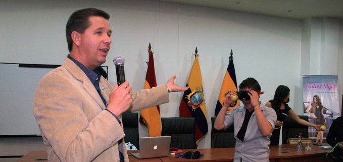 El piloto ecuatoriano Jean Pierre Michelet dictó conferencia