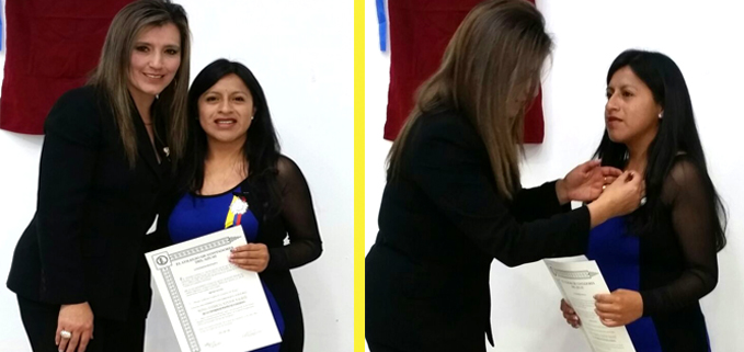 La Ing. Sonia Patricia Santos recibiendo el reconocimiento de la representante del Prefecto del Azuay.