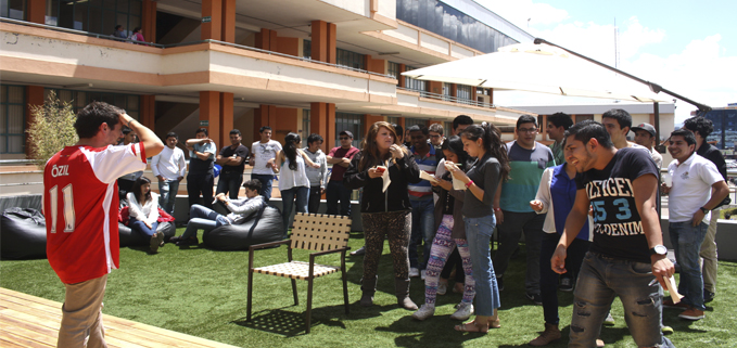 Participantes del encuentro realizando una dinámica en la terraza del Ed. Guillermo Mensi.