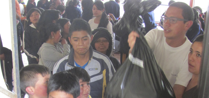 Niños y niñas reciben sus presentes