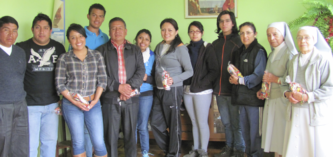 Estudiantes de Sede Quito y colaboradores luego de hacer las entregas a los niños y niñas
