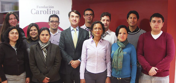 Lorena Campo (primera desde la izquierda) con otros becarios de la Fundación Carolina en la ciudad de Madrid, España.