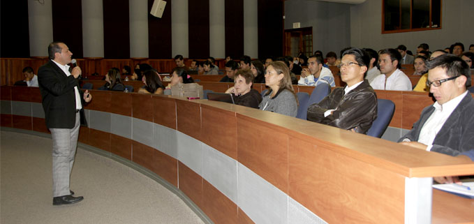 Juan Humberto Orrego dictando el seminario