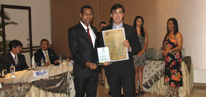 (izq) Mst. Cesar Andrade Martinez, presidente del ASO.CO.PE y Econ. Andrés Bayolo, vicerrector de la UPS Sede Guayaquil