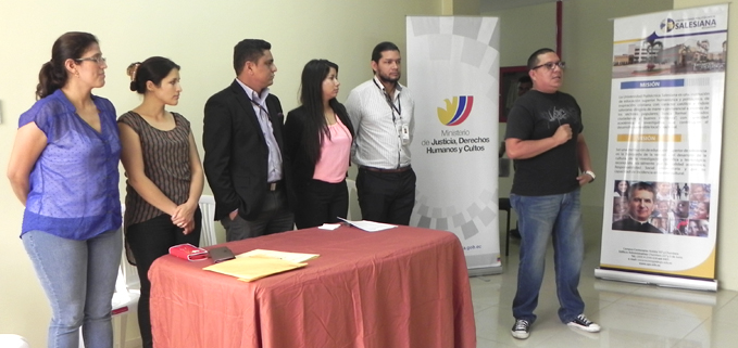 Representantes de la UPS y Centro de Rehabilitacion previo a entrega de certificados a internos
