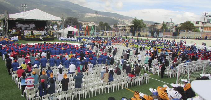 Miembros de las obras de las casas salesianas celebrando la Eucaristía en el Campus Kennedy.