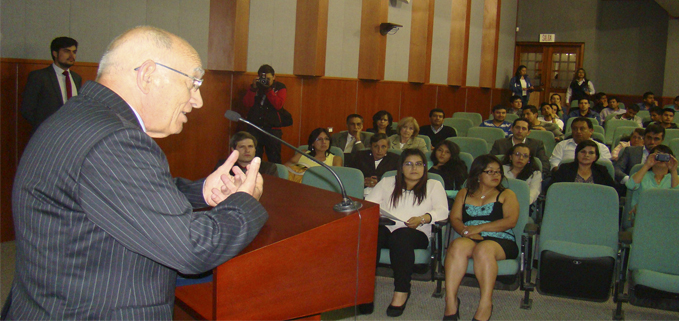 Padre Javier Herrán Gómez, rector de la UPS en su intervención en la ceremonia de presentación.