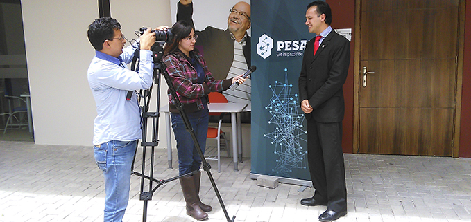 Dr. Fernando Pesántez en una entrevista con un medio de comunicación local.
