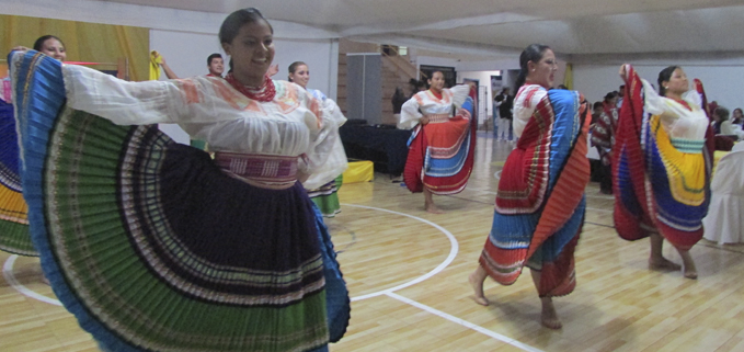 Grupo de Danza Folklorica de la UPS Sede Quito en la presentación cultural.
