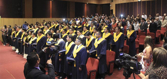 Graduados y sus familiares en la ceremonia celebrada en el Aula Magna del Campus Centenario
