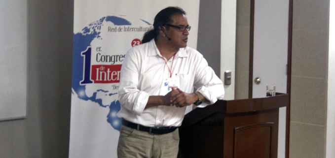 Profesor Freddy Simbaña de la Carrera de Educación Intercultural Bilingue expone en Perú.
