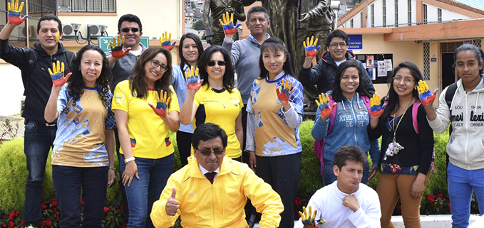 Equipo de la Sede Cuenca promocionando la iniciativa Caminata Solidaria 5K una mano para Ecuador promovida por las federaciones de estudiantes de las universidades de Cuenca.
