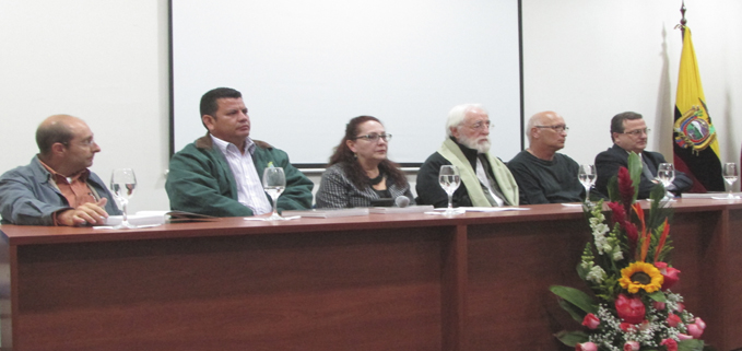 Esteban Ruiz Ballesteros (autor del libro),  Max Freire, Presidente de la Junta Parroquial de la Isla Floreana, Lucía Moscoso del Instituto Nacional de Patrimonio y Cultura, Pedro A. Cantero (autor), Javier Andrada  (autor) y José Juncosa, Director de la Editorial Universitaria Abya Yala - UPS.