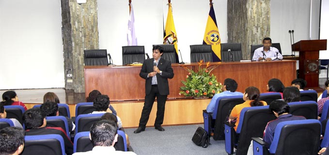 Econ. Andrés Bayolo, vicerrector de la sede Guayaquil, compartiendo con los representantes estudiantiles y presidentes de curso.