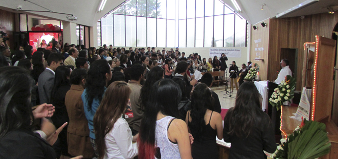 Estudiantes y docentes participan de la Eucaristía en la Capilla Universitaria.