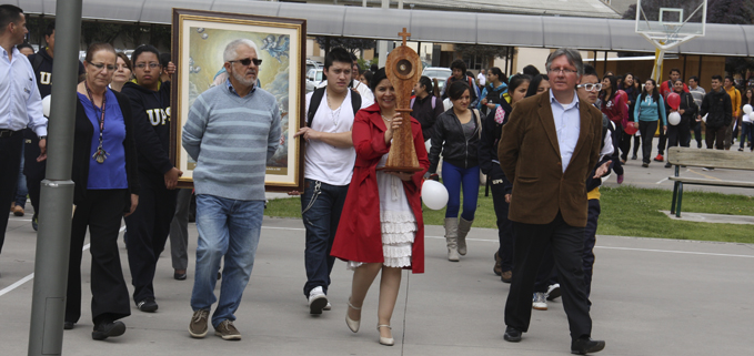 Viviana Montalvo, vicerrectora de la sede Quito, recibe las reliquias y encabeza la procesión en el campus El Girón. La acompañan el P. Marcelo Farfán, Iván Donoso, docente y Patricia Páez, Directora del Instituto de Idiomas.