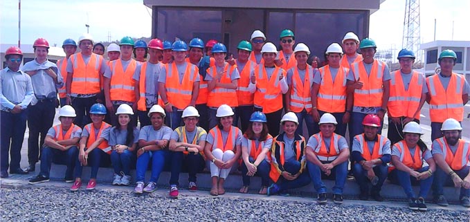 Estudiantes de la carrera de Ingeniería Electrónica en la planta GLP en Monteverde de Santa Elena.