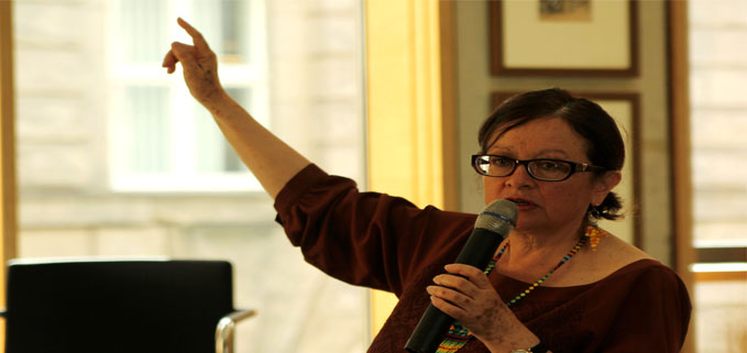 Dra. Bravo disertando su ponencia en Berlin.