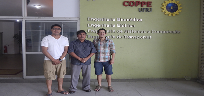 Ing. Eduardo Pinos, PhD Carlos Tierra, Ing. Pablo Cevallos frente al Centro de Investigación en Ingeniería Biomédica de la Universidad Federal de Río de Janeiro.