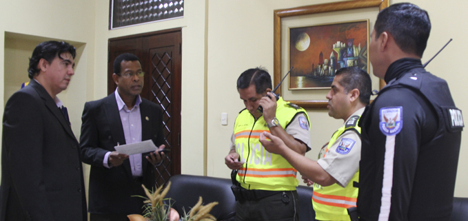 Econ. Andrés Bayolo (izq.) y representantes de la Policía Nacional en dialogo por la seguridad de la comunidad universitaria y ciudadana.