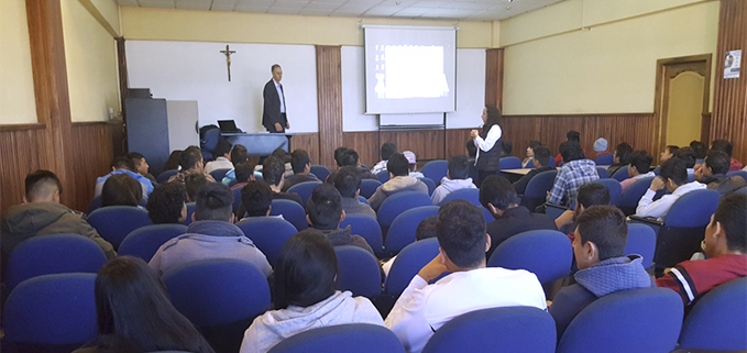 El Dr. Jesús García López de la Calle durante el seminario