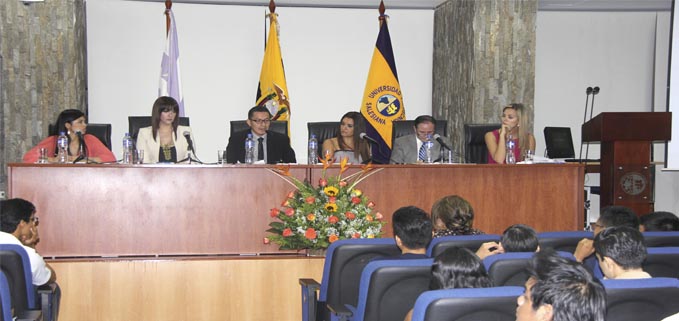 Profesionales de la comunicación compartiendo sus experiencias con los estudiantes de la UPS.