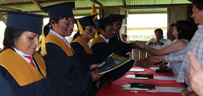 Ceremonia de incorporación de los graduados en Educación Intercultural Bilingue que estudiaron con becas de CRISFE.