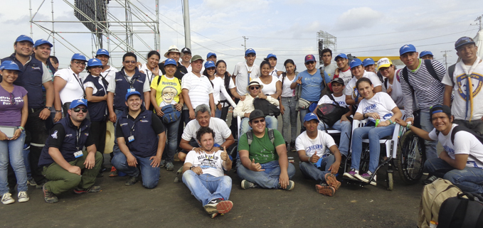 Voluntarios e integrantes de los grupos ASU Pastoral en el encuentro con el Papa Francisco