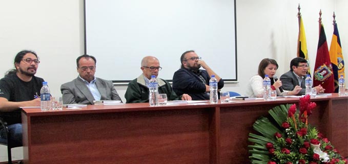 (izq.) René Unda, autor y coordinador del libro; Luis Álvarez, editor general UPS; Germán Muñoz, profesor de la Universidad Distrital Francisco José de Caldas (Col); Freddy Penafiel, viceministro de Educación; Msc. María Sol Villagómez, directora del Área de Educación UPS; Dr. Edgar Tello, coordinador académico de la sede Quito.