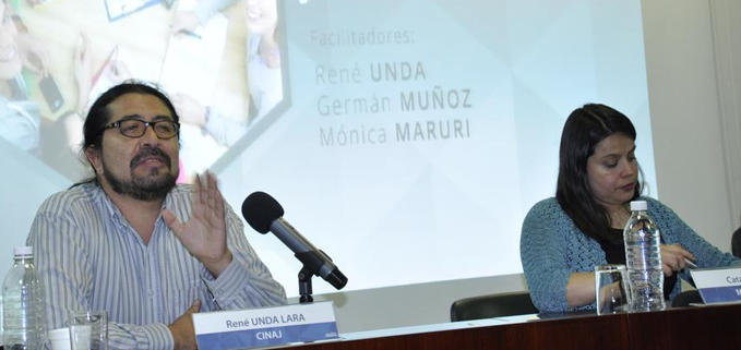 Docente René Unda en su intervención en el conversatorio 