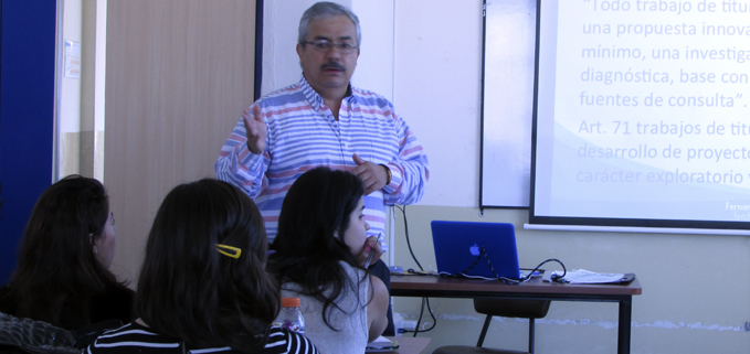 Profesor Fernando Checa Montúfar, profesor invitado de la carrera de Comunicación Social con estudiantes de séptimo nivel de la especialidad Desarrollo.