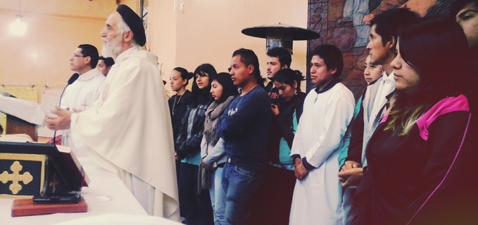 Grupo Juventud en Acción y Ambiental Salesiano, junto al P. Antonio Apolo en la Parroquia Salinas de Guaranda