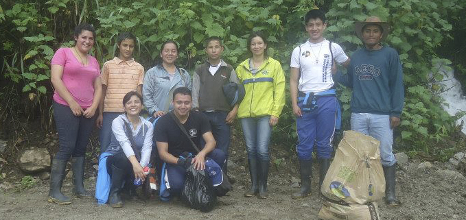 Estudiantes del Grupo Misionero Don Bosco, en comunidad rural de la Parroquia Chaucha.