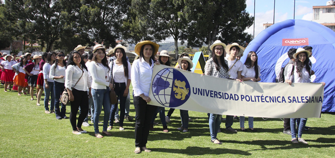 Estudiantes de la UPS participando del desfile del Sombrero.