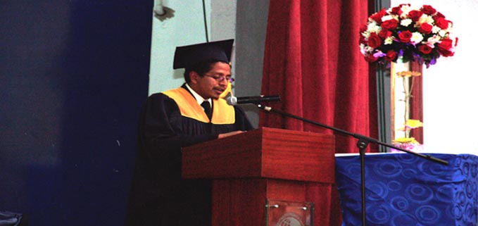 Lcdo. Carlos Tigrero en su discurso en representación de los graduados y graduadas.