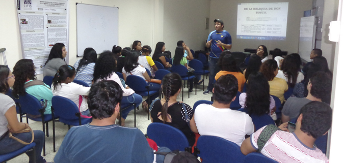 Estudiantes, docentes y administrativos de la sede Guayaquil organizando el recibimiento de la Reliquia de Don Bosco.