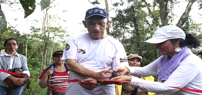 P. Javier Herrán, rector UPS inaugurando la Estación Kutukú con Viviana Montalvo, vicerrectora sede Quito.