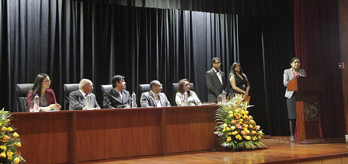 La PhD. Raquel Ayala, Coordinadora de Investigación de la UPS Sede Guayaquil, durante su intervención.