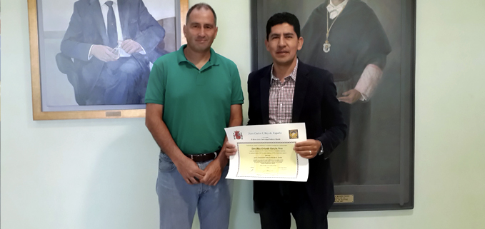 La foto capta al docente, Blas Garzón y el Vicerrector de Investigación de la UPO, Dr. Bruno Martínez Haya.