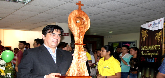 Econ. Andrés Bayolo, Vicerrector de la sede Guayaquil, con las Reliquias de Don Bosco