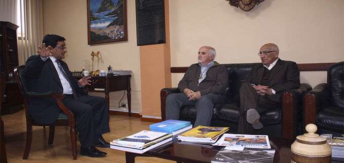 Padre Timothy Ploch conversando con el Econ. Cesar Vásquez, vicerrector UPS sede Cuenca y el Rector Padre Javier Herrán