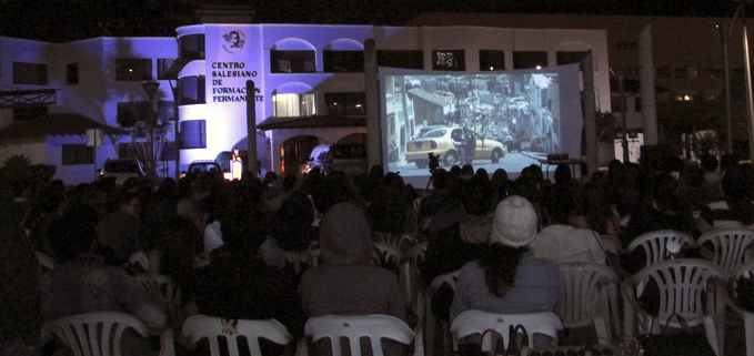 Estudiantes de Comunicación Social en la Plaza Don Bosco del Campus El Girón durante la proyección de la película ecuatoriana 