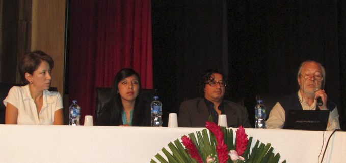izquierda: Ángela Tello, Directora de SERPAJ; Carolina Taipe, graduada de la Carrera de Pedagogía UPS, Daniel LLanos, moderador del foro y Emilio Arranz, pedagogo español