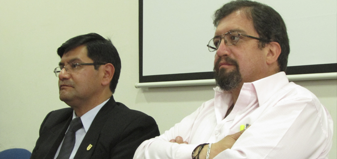 Expositores Xavier Solís, profesor de la UPS y Mauro Avilés, profesor de la PUCE y UTE