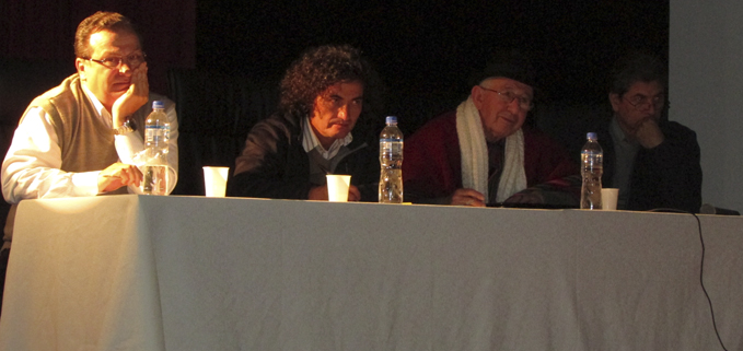 José Juncosa (izq.), Director de la Carrera de Antropología Aplicada, Luis Fernando Villegas y el P. Gigi Ricchiardi acompañados de  Ronald Carrillo, moderador del foro