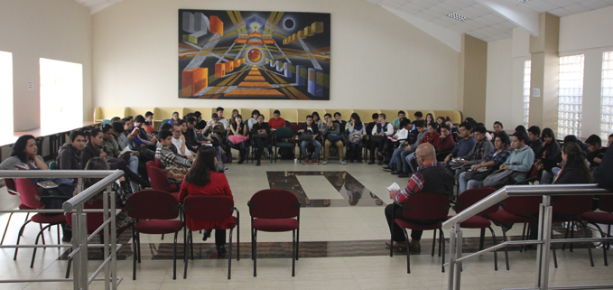 Estudiantes en el salón de la biblioteca universitaria analizando la obra en el 1° Encuentro del Club de Lectura